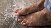 Anda mungkin berpikir bahwa mandi saja sudah cukup untuk menjaga kaki tetap bersih, tapi sebaiknya cuci kaki dengan sabun antibakteri setiap hari sebanyak dua kali sehari di musim hujan. Foto: Thinkstock