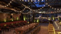 Salah satu tantangan bagi Foodies saat mengambil foto adalah cahaya. Bagaimana kalau restorannya banyak lampu tapi di malam hari? Pasti susah ambil anglenya.