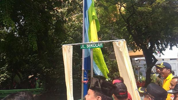 Pembangunan akses jalan sekolah ini untuk mempermudah masyarakat dan sekolah SMPN 39 yang selama ini tertutup bangunan liar.