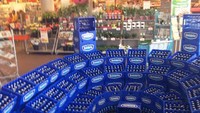 Kalau ini krat minuman Bavaria yang disusun layaknya bangku stadion bola. Kreatif banget ya!