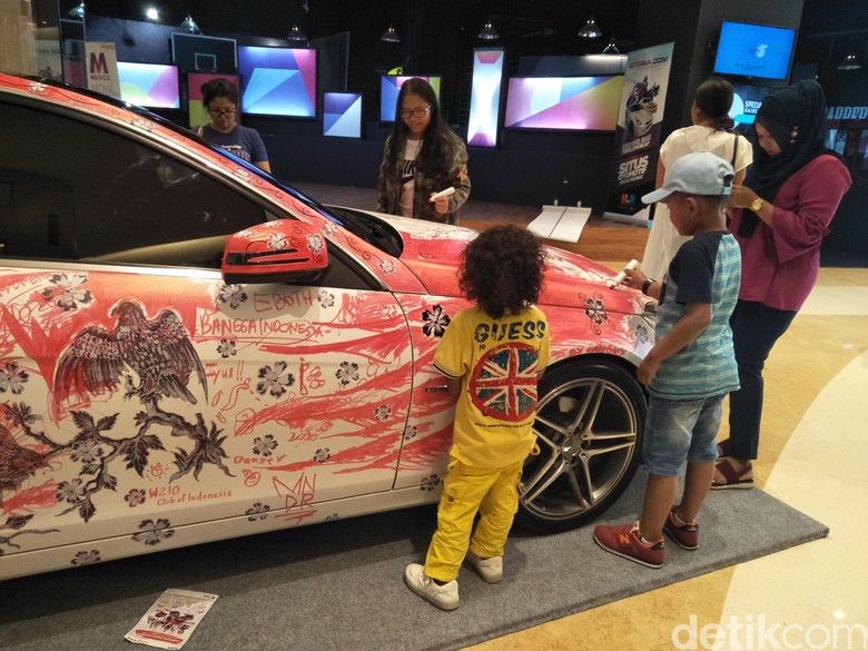 Senangnya Anak-anak Melukis di Mobil Mercedes-Benz