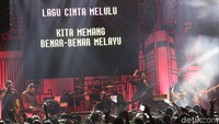Alih-alih bernyanyi di hadapan penonton, Cholil justru mengirimkan video permohonan maaf karena tidak bisa hadir.  (Foto: Efek Rumah Kaca (Asep/detikHOT)