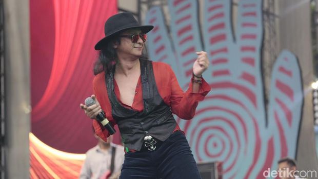 Hello Dangdut Ajak Penonton Dangdutan Sore-sore di Synchronize Fest 