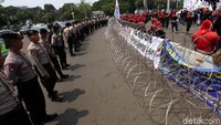 Polisi memasang kawat berduri.