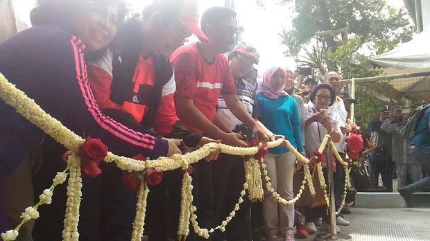 Djarot meresmikan jalan tembus yang diberi nama Jalan Sekolah.