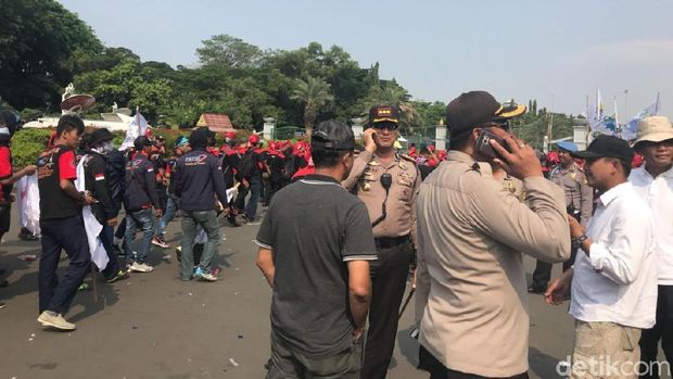 Tampak Kapolres Jakpus Kombes Suyudi mengawal di lokasi aksi