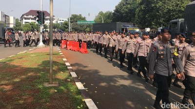 Beda Persiapan Polisi dan Buruh Jelang Demo Hari Layak Upah