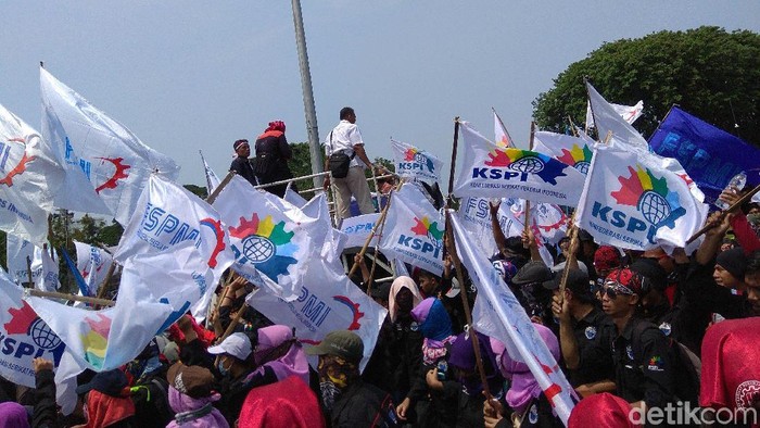 Massa Buruh Joget dan Nyanyi di Sela Demo di Depan Istana