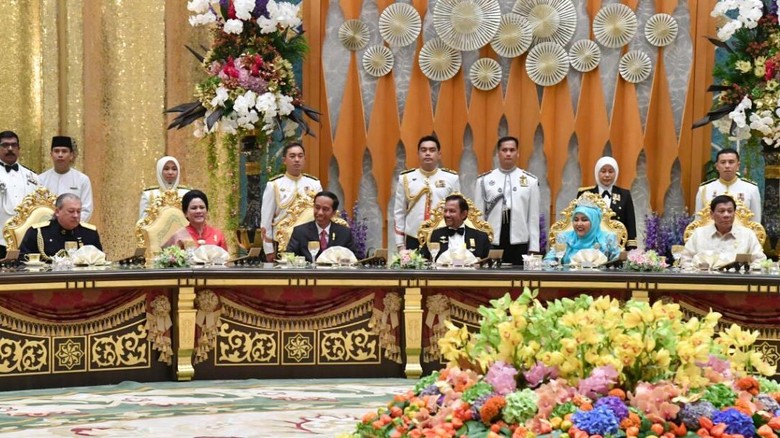 Jokowi, Duterte hingga Suu Kyi Dijamu Makan Malam oleh Sultan Brunei Jokowi, Duterte hingga Suu Kyi Dijamu Makan Malam oleh Sultan Brunei