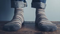 Kaus kaki yang basah juga bisa menimbulkan bau. Jadi, ketika akan memakai sepatu pastikan terlebih dahulu kaki, sepatu dan kaus kaki dalam keadaan kering selama musim hujan. Foto: Thinkstock