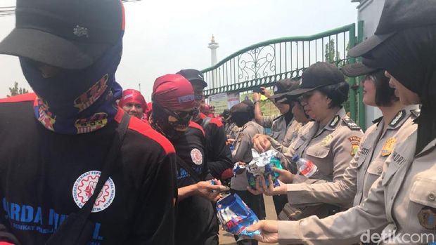 Buruh mengaku senang menerima permen dan air mineral ini