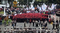Massa sempat berhenti di depan Balai Kota untuk menyampaikan orasi terkait upah buruh.