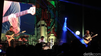 Dialog Dini Hari Tampil Memukau di Synchronize Fest 2017