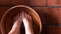 Anda bisa mencoba bahan rumahan seperti cuka, yakni dengan cara merendam kaki di air berisi campuran cuka dan air dengan rasio 1:2. Hal ini dapat mengurangi tingkat bakteri penyebab bau. Foto: Thinkstock