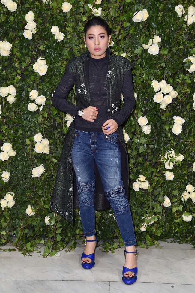 Hadiri fashion show Balmain, perempuan 30 tahun ini memilih sesuatu yang lebih kasual dengan jeans. Dibalut vest panjang berkilauan dan heels biru, Sirivannavari tetap berhasil mempertahankan sisi modisnya. Foto: Dok. Getty Images