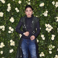 Hadiri fashion show Balmain, perempuan 30 tahun ini memilih sesuatu yang lebih kasual dengan jeans. Dibalut vest panjang berkilauan dan heels biru, Sirivannavari tetap berhasil mempertahankan sisi modisnya. Foto: Dok. Getty Images