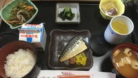 Mackerel dipadukan dengan konbu salad, natto, salad bayam, miso soup, nasi, susu dan teh hijau. Mau coba?