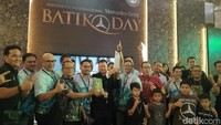 Tak hanya menggelar acara edukasi akan batik saja, mereka juga mencoba untuk pecahkan rekor MURI untuk membatik di mobil. Foto: Ruly Kurniawan
