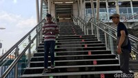 Stasiun ini terbilang sudah sangat lengkap untuk urusan fasilitas yang memudahkan penumpang KRL. Selain dilengkapi dengan tangga berjalan atau eskalator, juga terdapat 2 unit lift untuk perpindahan penumpang dari pintu masuk stasiun ke peron.