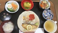 Ikan cod dipadukan dengan pasta salad, ubi dan kacang polong dan nasi. Minumnya tetap green tea.