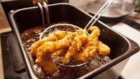 Menggoreng dengan minyak yang banyak dapat mengoksidasi minyak menjadi lemak trans, lemak jenuh dan kolesterol. Selain itu, metode masak seperti ini juga bisa menghancurkan nilai gizi makanan dan meningkatkan risiko penyakit jantung. Foto: Thinkstock