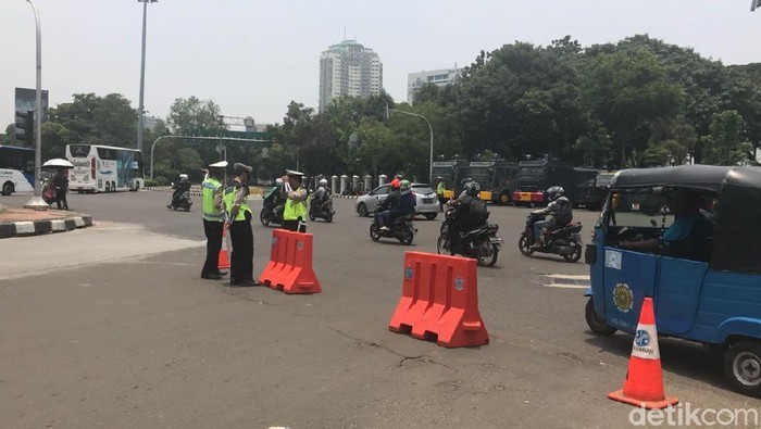 Ada Aksi Buruh di Depan Istana, Jalan Medan Merdeka Barat Ditutup