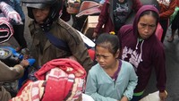 Pengungsi Gunung Agung asal Desa Muncan membawa barangnya saat mereka diantarkan ke kampungnya dari tempat penampungan sementara. ANTARA FOTO/Nyoman Budhiana.