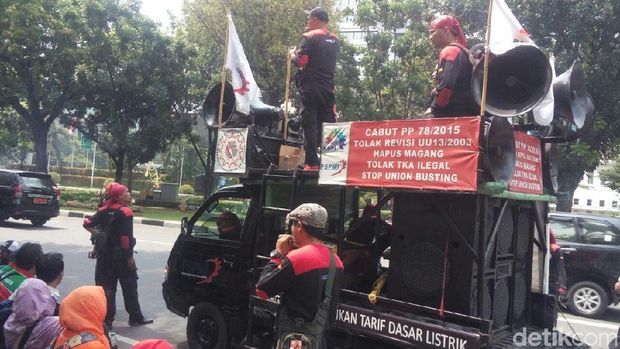 Massa demo soal Hari Upah Layak Sedunia