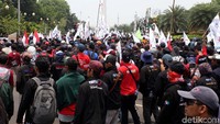 Mereka diarahkan ke dalam Monas.