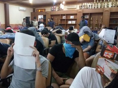 Foto: 51 Pria Diduga Gay Diamankan Polisi dari Tempat Sauna