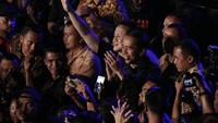 Meski beredesakan, Jokowi seakan begitu santai meladeni permintaan foto penonton Synchronize Festival 2017. Foto: Asep Syaifullah