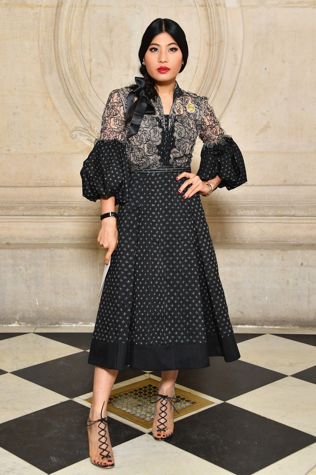 Sirivannavari tampil gothic-chic dalam balutan a-line dress hitam dengan aksen lengan bervolume di fashion show Dior. semi-boots transparannya membuat sang putri kian menawan. Foto: Dok. Getty Images
