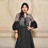 Sirivannavari tampil gothic-chic dalam balutan a-line dress hitam dengan aksen lengan bervolume di fashion show Dior. semi-boots transparannya membuat sang putri kian menawan. Foto: Dok. Getty Images