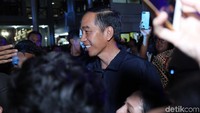 Mengenakan jaket berwarna hitam, Jokowi tampak menikmati sajian musik. (Foto: Synchronize Fest 2017 Hanif/detikHOT)