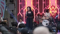 Kali ini Erie Susan membawakan lagu Hello Dangdut dan Sabda Cinta. Foto: Synchronize Fest 2017 (Asep/detikHOT)