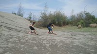 Bagi yang ingin bermain sandboarding, pihak pengelola menyediakan jasa penyewaan papan sandboarding. Satu papan dikenai tarif Rp 70 ribu sampai Rp 100 ribu, dan bisa dimainkan sepuasnya (Usman/detikTravel)