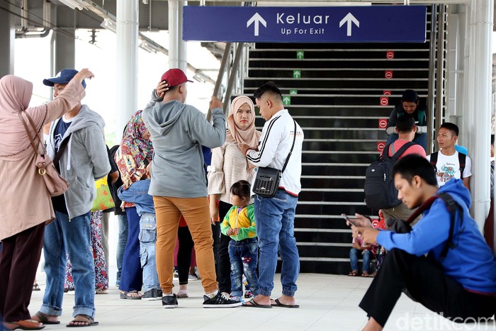 Warga mulai mencoba fasilitas Stasiun Bekasi Timur yang nyaman, bersih dan tertib, Minggu (8/10). Stasiun yang diresmikan kemarin tersebut menghubungkan Cikarang dan Bekasi hingga Jakarta Kota.