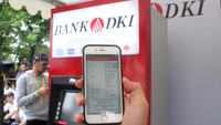 Pembayaran Pajak Kendaraan Bermotor juga dapat dilakukan melalui EDC dan Jakmobile Bank DKI guna mendukungan perluasan layanan pembayaran e-Samsat khususnya di wilayah DKI Jakarta agar para wajib pajak taat membayar pajaknya. Foto: dok. Pemprov DKI
