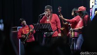 Too Long to be Alone yang merupakan parodi dari lagu Terlalu Lama Sendiri milik Kunto Aji juga dibawakan dalam kesempatan itu. Foto: Synchronize Fest 2017 (Asep/detikHOT)