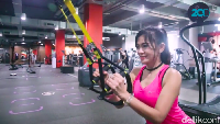 Salah satu variasi squats adalah menggunakan alat bantu yang populer dengan sebutan TRX seperti ini. Foto: 20detik