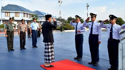 Bersarung, Begini Gaya Nyantri Jokowi di Sumenep