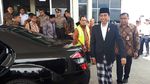 Bersarung, Begini Gaya Nyantri Jokowi di Sumenep