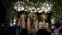Resepsi Laudya Cynthia Bella dan Engku Emran semakin meriah dengan kehadiran penyanyi asal Malaysia, Amy Search. (Mahar/detikHOT)