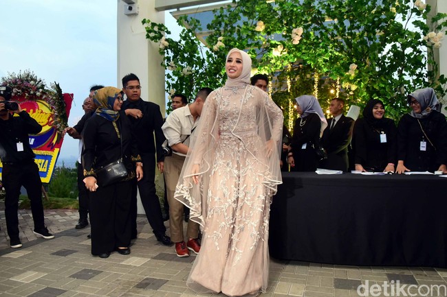 Pengantin wanita kini memiliki opsi yang lebih beragam untuk busana pernikahan di hari besarnya. Seperti aktris Laudy Cynthia Bella yang baru menghelat resepsi kedua di Bandung, semalam, ia tampil cantik dan elegan berbalut jumpsuit berhiaskan payet dan bordir. Memakai bawahan celana sebagai busana pengantin juga menjadi pilihan empat selebriti ini. Foto: Laudya Cynthia Bella (Noel/detikHOT)
