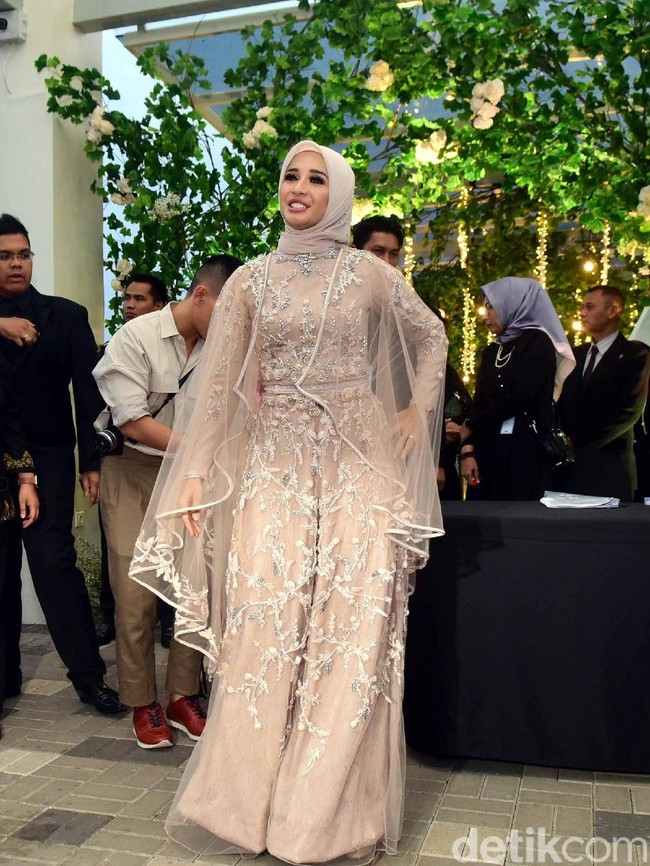 Baju pengantin tak biasa yang berupa jumpsuit tersebut dibuat oleh desainer busana muslim Ayu Dyah Andari. Foto: Laudya Cynthia Bella (Noel/detikHOT)
