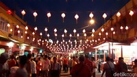 Perayaan Kue Bulan ini dilaksanakan, di kawasan kota tua Pekanbaru, tepatnya di Jl Karet dekat dengan kawasan Pasar Bawah. Lokasi itu juga dikenal dengan istilah China Town-nya Pekanbaru (Chaidir Anwar Tanjung/detikTravel)