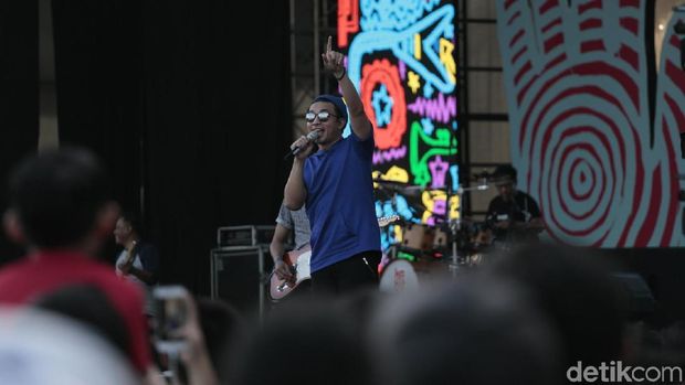Berdengan Balada Cinta bersama Kahitna di Synchronize Fest 2017 
