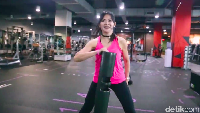 Alat bantu yang juga banyak digunakan di tempat fitness adalah ViPR. Banyak variasi gerakan yang bisa dilakukan dengan alat ini. Foto: 20detik
