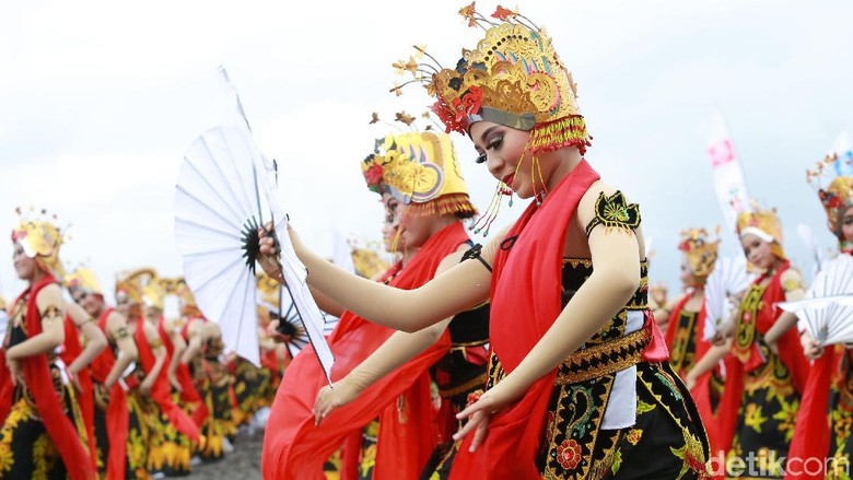 Saat Bupati Anas Menangis Haru Menonton Tarian Gandrung Sewu Saat Bupati Anas Menangis Haru Menonton Tarian Gandrung Sewu