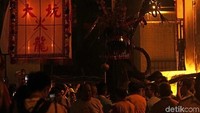 Sang naga pun terlebih dulu didoakan di kuil Lin Fa kung selama kurang lebih satu jam. Dari kuil, arak-arakan pun diadakan kembali menuju titik start yang telah disiapkan (Randy/detikTravel)